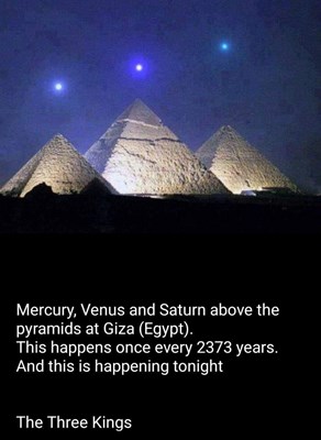 Planeten Mercurius, Venus en Sturnus boven de Pyramides Giza Egypte 21 nov. 2024